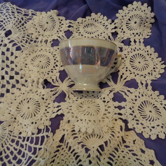 VINTAGE RETRO OLD LACE EDGE RETRO DOILYS PLASTIC FIGURINE OLD CUP LOT - Picture 15 of 16